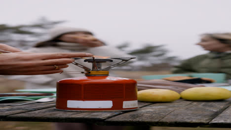 Hombre-Preparando-Cafe