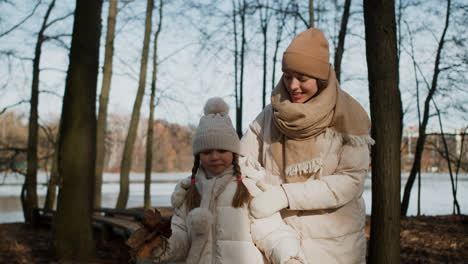 Mamá-E-Hija-Caminando-Juntas