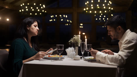 Una-Pareja-Cenando-En-Un-Restaurante