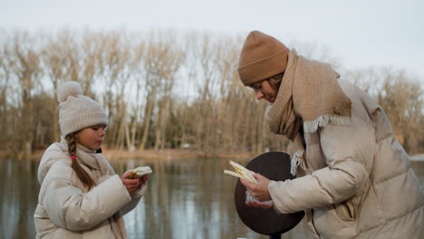 Mom-and-daughter-eating-outdoors