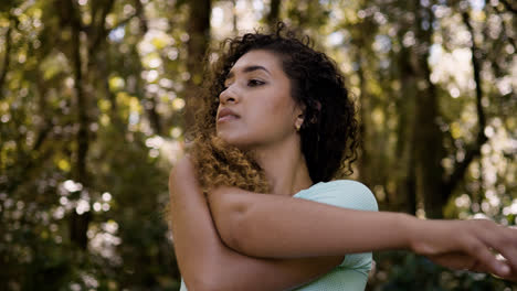 Mujer-Estirándose-Al-Aire-Libre