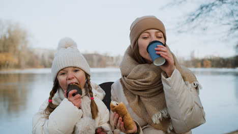 Mutter-Und-Tochter-Essen-Im-Freien