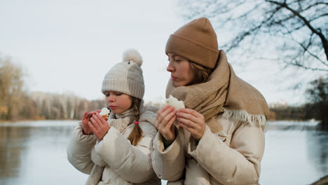 Mom-and-daughter-eating-outdoors