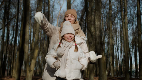 Mutter-Und-Tochter-Spielen-Zusammen