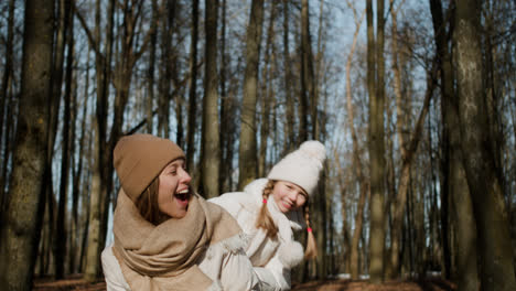 Mutter-Und-Tochter-Spielen-Zusammen