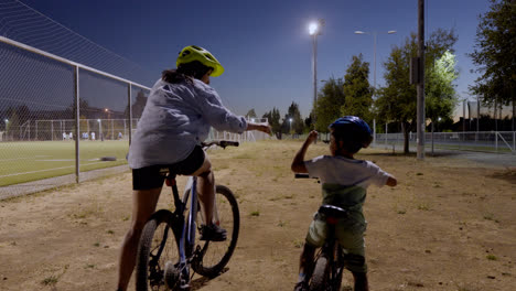 Mutter-Und-Sohn-Fahren-Fahrrad