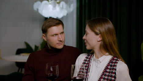 A-couple-drinking-wine