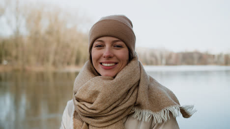 Mujer-Sonriendo-A-La-Cámara