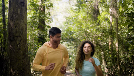 Feliz-Pareja-Corriendo-En-El-Bosque