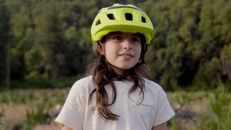 Niña-Con-Casco-Sonriendo