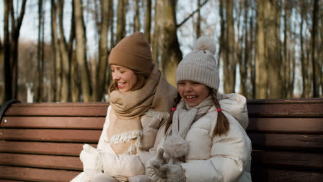 Mutter-Und-Tochter-Im-Park-Mit-Ihrem-Hund