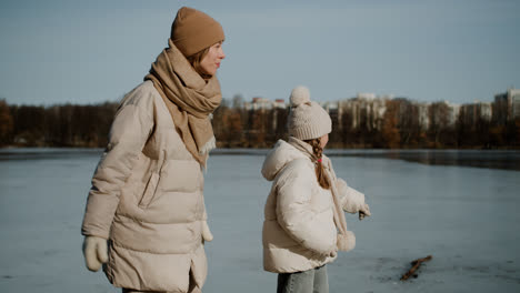 Mutter-Und-Tochter-Spielen-Zusammen