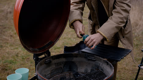 Hombre-Preparando-Parrilla-Para-Barbacoa