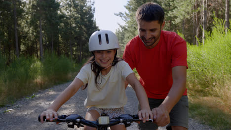 Kind-Lernt-Fahrradfahren