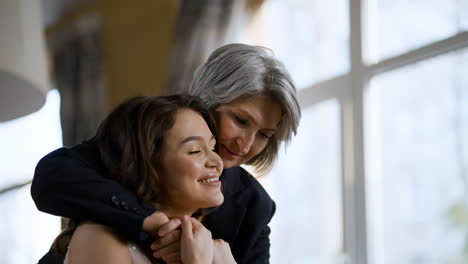 Bride-with-her-mom