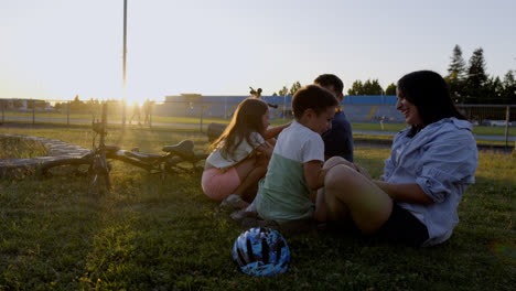 Familie-Verbringt-Zeit-Miteinander