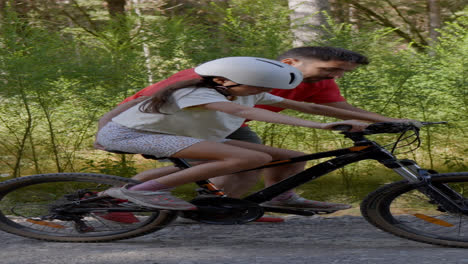 Niño-Aprendiendo-A-Andar-En-Bicicleta