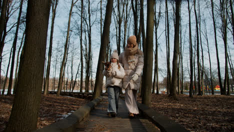 Mamá-E-Hija-Caminando-Juntas