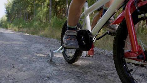 Niño-Aprendiendo-A-Andar-En-Bicicleta