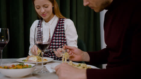 A-couple-dining-together