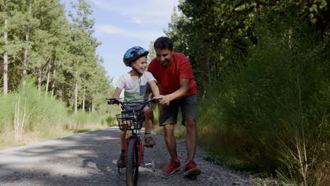 Niño-Aprendiendo-A-Andar-En-Bicicleta