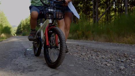 Niño-Aprendiendo-A-Andar-En-Bicicleta