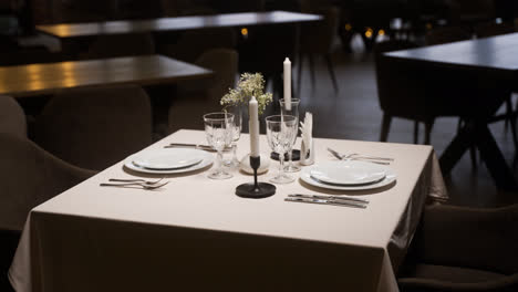 Dining-table-in-an-empty-restaurant