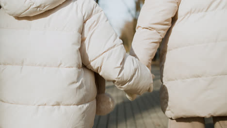 Mutter-Und-Tochter-Gehen-Zusammen-Spazieren