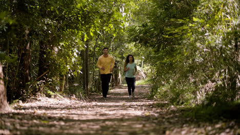 Pareja-Corriendo-En-El-Bosque