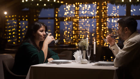 Una-Pareja-Cenando-En-Un-Restaurante