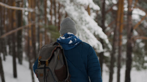 Backpacker-Im-Schnee