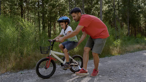 Niño-Aprendiendo-A-Andar-En-Bicicleta