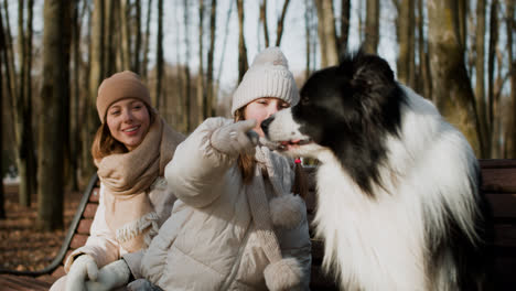 Mutter-Und-Tochter-Im-Park-Mit-Ihrem-Hund