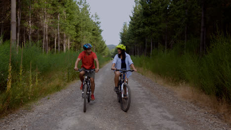 Paar-Fahrrad-Fahren-Im-Freien