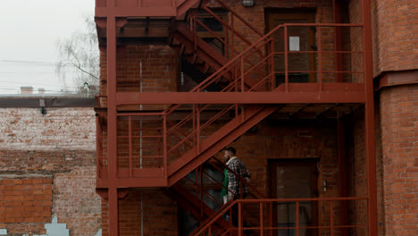 Couple-climbing-stairs