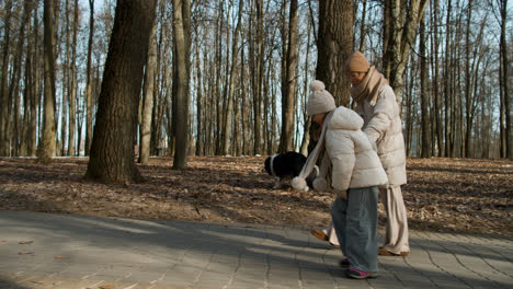 Mamá-E-Hija-Caminando-Juntas