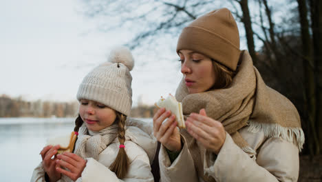 Mutter-Und-Tochter-Essen-Im-Freien