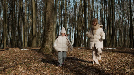 Mutter-Und-Tochter-Spielen-Zusammen