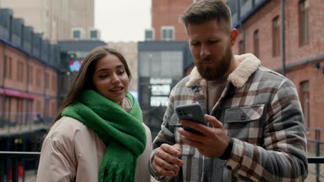 Pareja-Tomándose-Una-Selfie