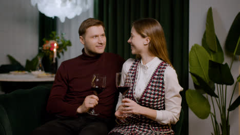 A-couple-drinking-wine