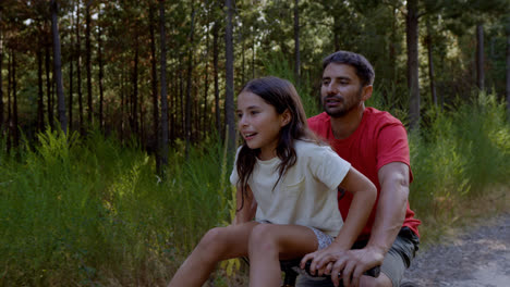 Papá-Montando-Bicicleta-Con-Su-Hija