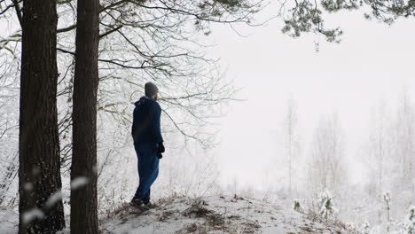 Fotograf-Auf-Dem-Schnee