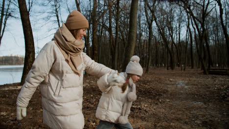 Kleines-Mädchen-Geht-Mit-Ihrer-Mama-Spazieren