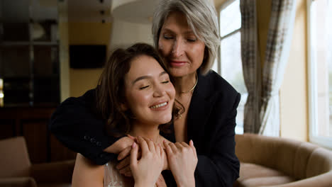 Bride-with-her-mom