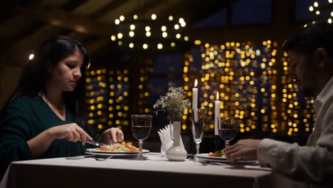 Una-Pareja-Cenando-En-Un-Restaurante