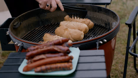 People-having-BBQ