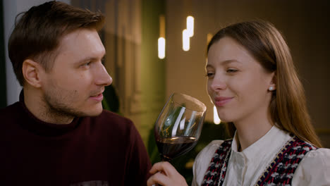 A-couple-drinking-wine