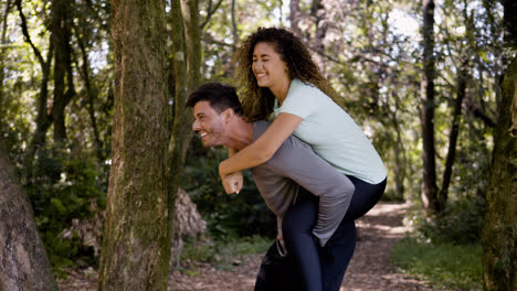 Man-piggybacking-her-girlfriend