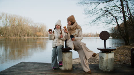 Mutter-Und-Tochter-Essen-Im-Freien