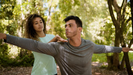 Mujer-Ayudando-Al-Hombre-Con-Los-Estiramientos-Al-Aire-Libre